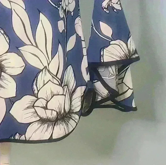 Coco Bianco belle sleeve blue white black floral polyester spandex blouse size M - Picture 5 of 11